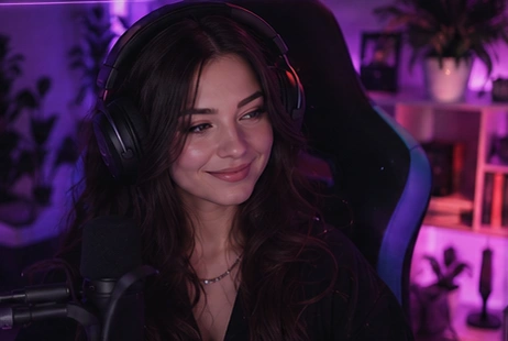 Streamer in einem violett beleuchteten Studio